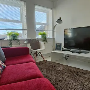 2 Bed Functional House Close To Manor Park Train Station London